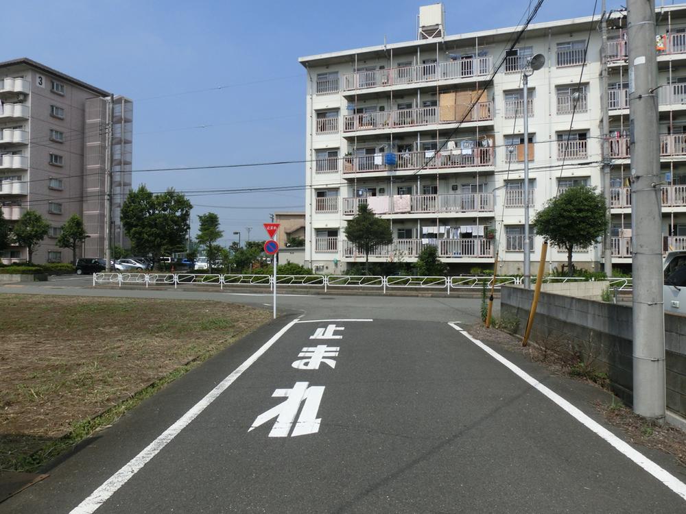 Local photos, including front road. It is north front road 6m.
