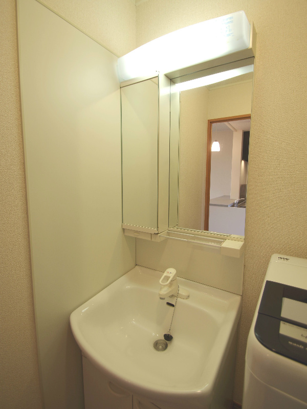 Washroom. Convenient independent wash basin!