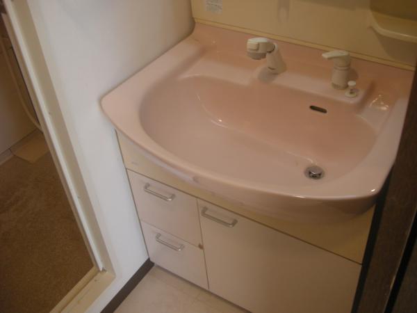 Wash basin, toilet. Washroom