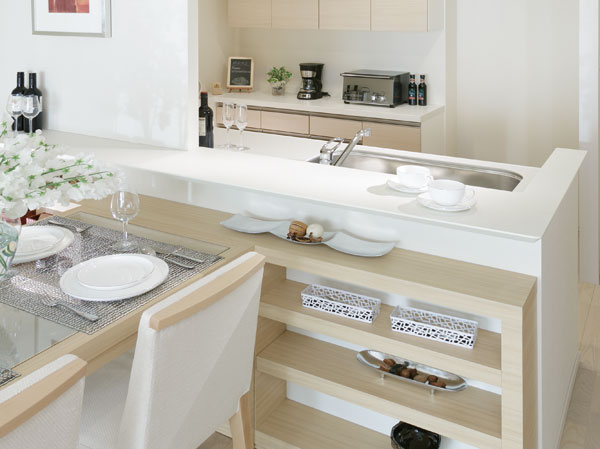 Kitchen.  [Face-to-face counter] Kitchen has adopted a face-to-face counter of depth up to about 350mm. Or temporarily placed the dishes before serving, Or decorate a flower, You can use a variety of applications. Less likely water is scattering because there is a difference in level between the sink and the counter. In addition, since face-to-face type, Guests can also enjoy a reunion with family members while the housework.