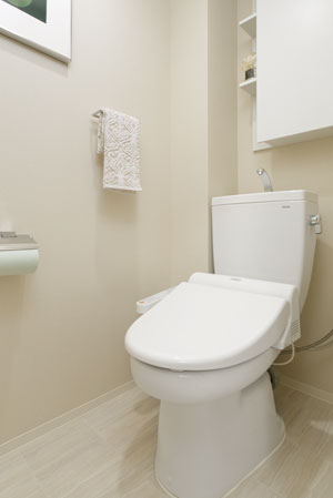 Bathing-wash room.  [Water-saving low tank toilet] Adopting the cleaning water consumption is less low tank toilet. Water-saving is made to the reduction of CO2 emissions, Friendly specifications also an environmental perspective in economic.