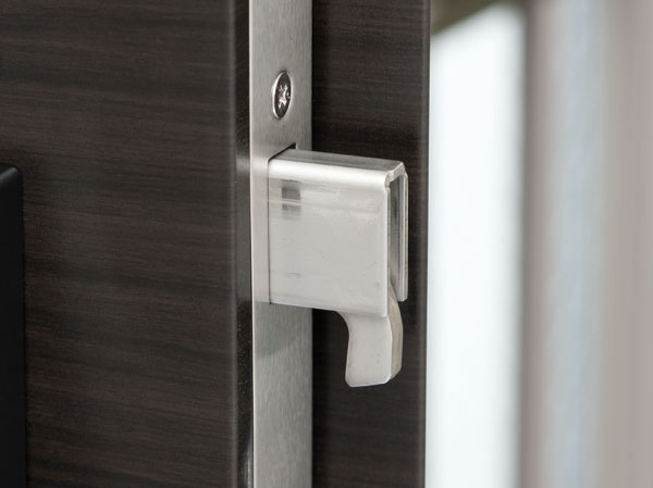 Security.  [Sickle dead bolt] Insert and bar between the frame and the door, As a countermeasure by deforming the door and the frame to the modus operandi of the pry unlocking with or remove the dead bolt received, It has adopted a sickle dead bolt Seridasu sickle of the bracket and locking the key to the front door.