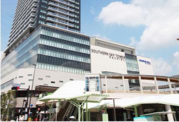 Surrounding environment. Southern Sky Tower (about 870m ・ Walk 11 minutes) JR "Hachioji" Station south exit of symbolic complex. Other supermarkets and eateries, Up to 2021 seats, About 10300 sq m and contains the "Olympus Hall Hachioji" of Tama district top class, It has become a hub of arts and culture of the region.