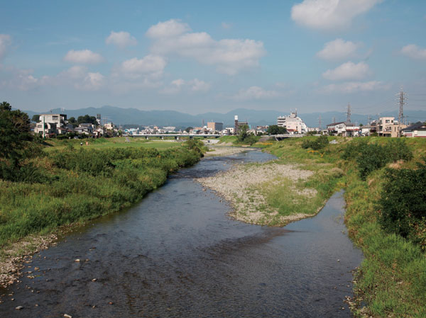 Surrounding environment. Asakawa (about 710m ・ Along with the walk 9 minutes) children, First-grade river that can swim in a river, such as catching loach and river crab "Asakawa". Every year in July, Race down the "Asakawa" in handmade raft will be carried out at about 11km to Bridge petting from Hachioji City Hall has become a summer scenery of Asakawa.