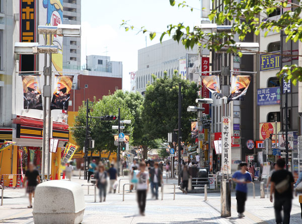 Surrounding environment.  [Station approach also comfortable, Also commute to direct to the city] JR "Hachioji" from the station to the local safe approach in the flat through a large-scale shopping street of the pedestrian-only road "Yurodo". Fresh food stores and drugstores, Eaves shops to help the lives of even about 71 stores, such as clothing store, The shopping district is bustling vibrant daily. Also, Also opens a variety of events throughout the year. (West radiation shopping street Yurodo / About 140m ・ A 2-minute walk)