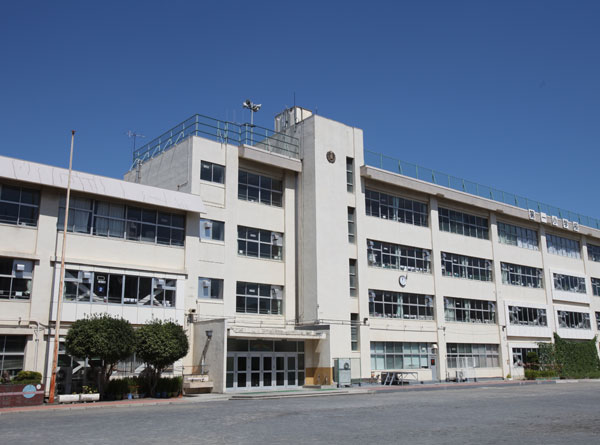 Surrounding environment.  [School also safe ・ safety] To "Hachioji first elementary school," "Hachioji fifth junior high school" is, You can attend school without passing through the car of heavy traffic boulevard. Heisei celebrated its 140 anniversary in 24 years to the "first elementary school" is, Just a 5-minute walk. (About 370m ・ A 5-minute walk)