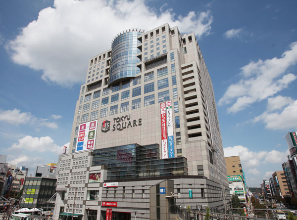 Surrounding environment.  [Bustling and convenient JR "Hachioji" around the station] A variety of large-scale commercial facilities is gathered in the surrounding JR "Hachioji" Station North, It is very convenient daily shopping. The newly born "Seleo Hachioji North Hall" is, In addition to the Tama district's largest food department, 200 is a large station building to enter more than a variety of shop store. (Photo, Hachioji Tokyu Square / About 640m ・ An 8-minute walk)