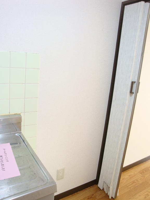 Other room space. Refrigerator yard