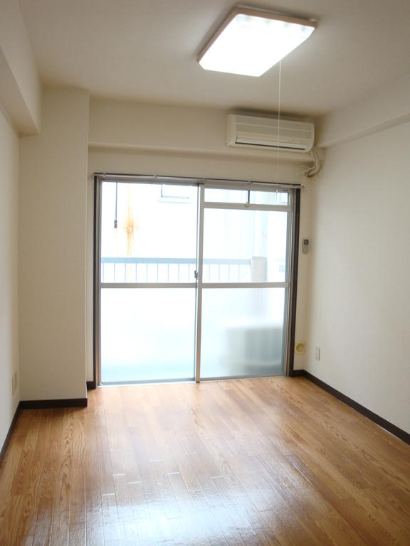 Living and room. Room 6 tatami flooring Facing east! 