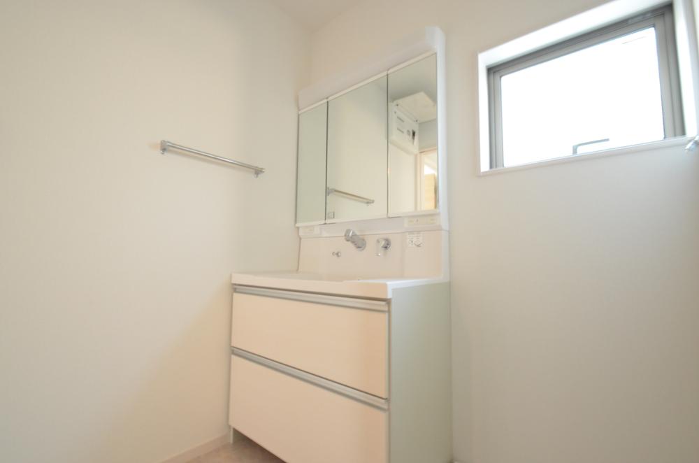 Wash basin, toilet. Indoor (12 May 2013) Shooting 5 Building