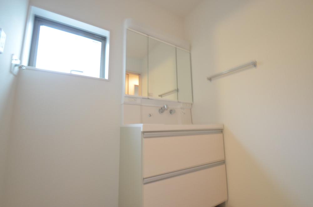 Wash basin, toilet. Indoor (12 May 2013) Shooting 7 Building