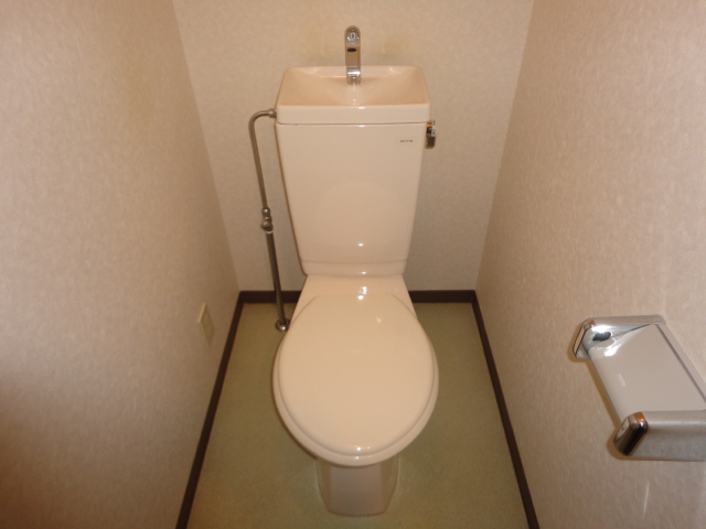 Toilet. seven Eleven