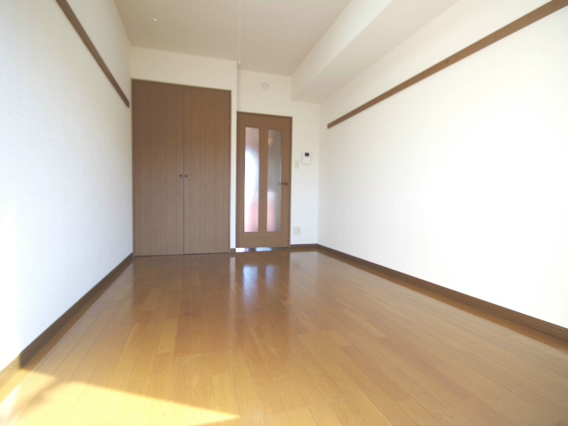 Living and room. The same properties of different Room No.. It will be helpful photo.