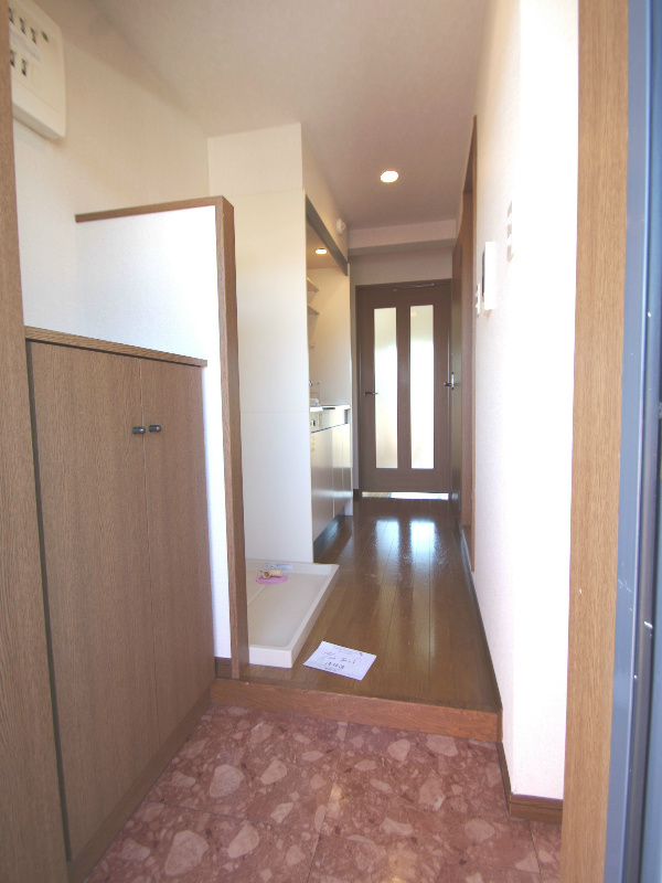 Entrance. The same properties of different Room No.. It will be helpful photo.