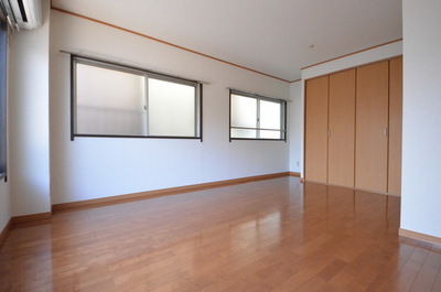 Living and room.  ☆ Bright living room with two-sided lighting ☆ 