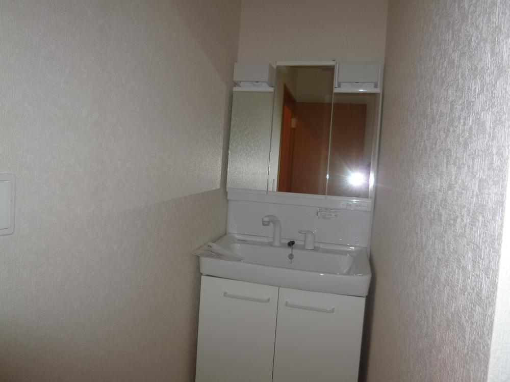 Wash basin, toilet. Phase 3 Building 2