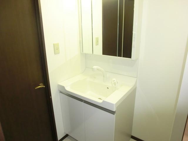 Wash basin, toilet. Interior