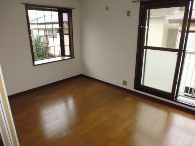 Living and room. Fresh wind will street from because it is a corner room bay window ☆