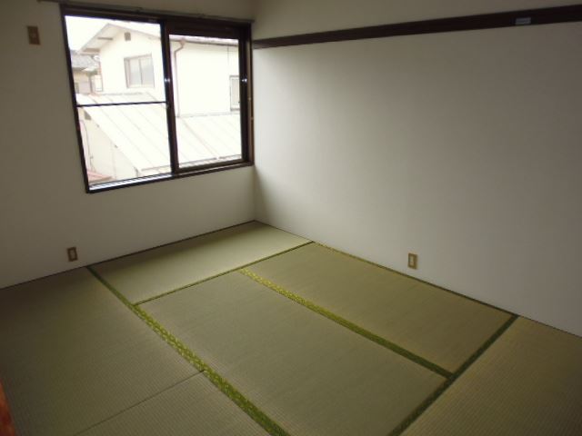 Living and room. Winter is the Japanese-style kotatsu ☆ Summer Zakone ☆ It is a cool room ☆