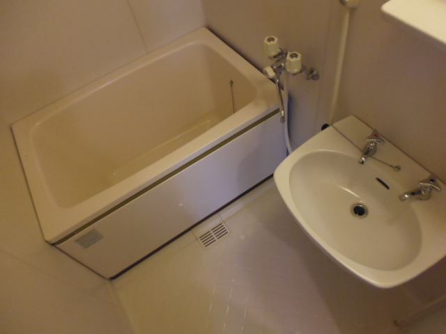 Bath. It is comfortable and welcoming bathroom ☆ Yes basin ☆