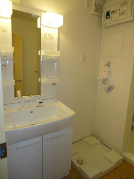 Washroom. You can Shan morning with shampoo dresser.