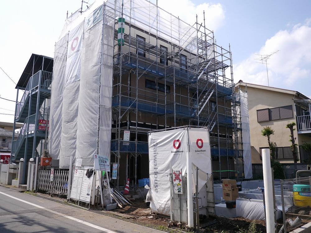 Local appearance photo. A 5-minute walk from the West Hachioji Station. Supermarket, Such as the hospital is close, Is a living environment that is calm. Good per sun in the south road.