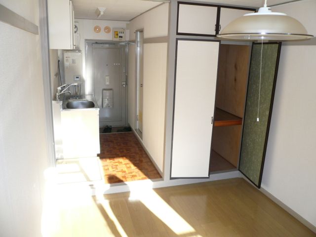 Living and room. 6 Pledge of Western-style