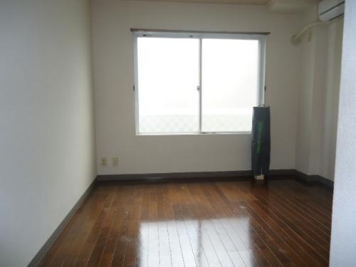 Living and room. Comfortable you can you live in air-conditioned.