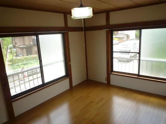 Living and room. The window is also big ventilation good two-plane daylight.