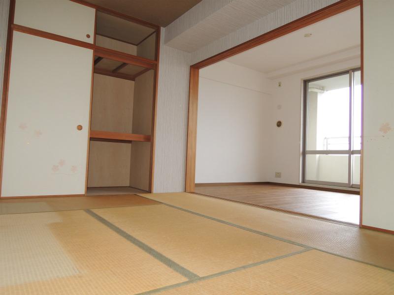 Non-living room. With storage in all room