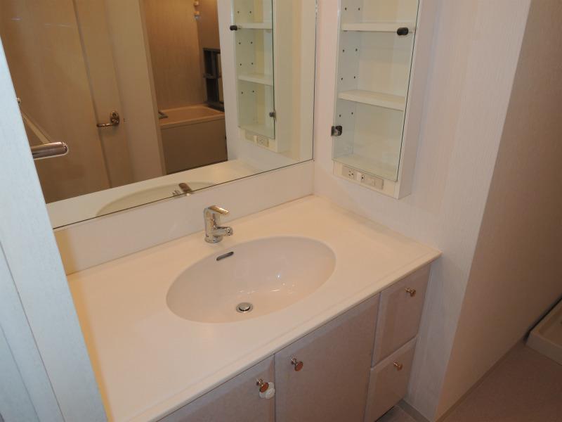 Wash basin, toilet. Very beautiful wash basin