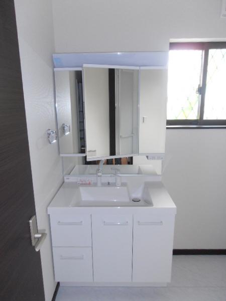 Wash basin, toilet. 7 Building 900 size, Three-sided mirror vanity with fogging Court