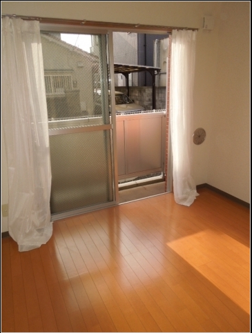 Living and room. Spacious Western-style. 