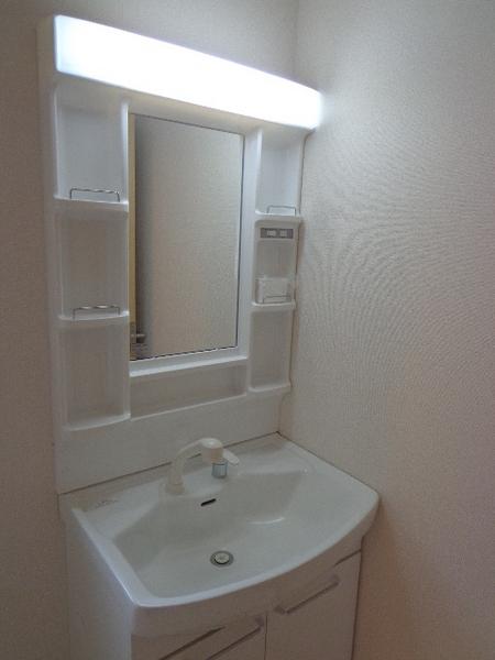 Wash basin, toilet. 4-3 Building