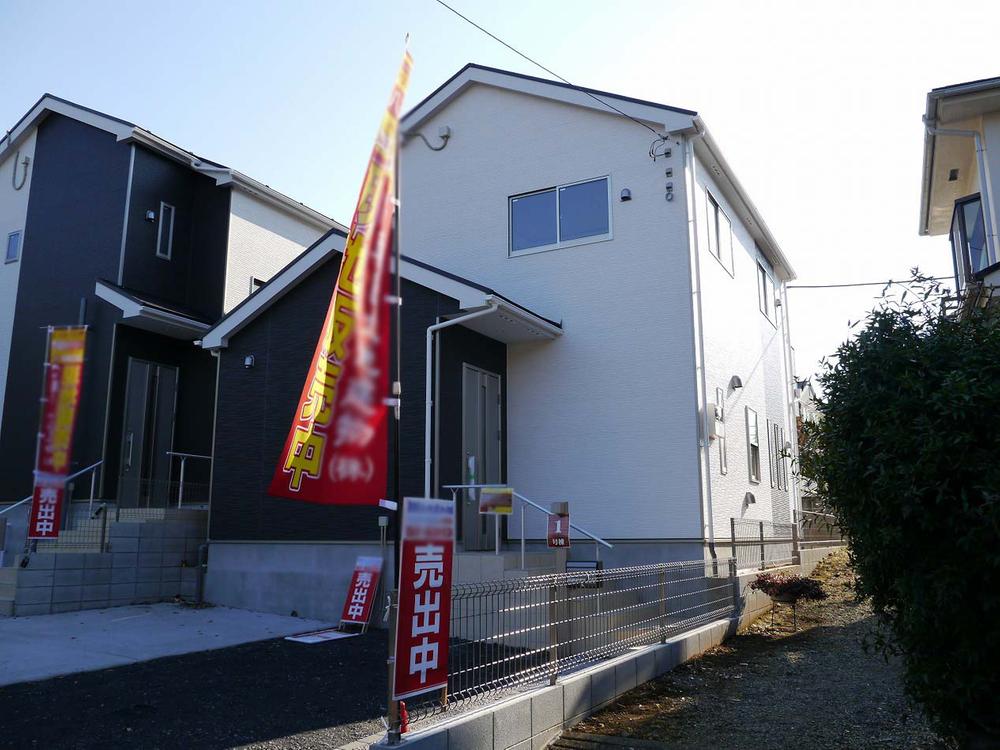 Local appearance photo. Is also a good many living environment also commercial facilities around in a quiet residential area of Takao Station 8-minute walk. Solar power generation systems equipped with housing.