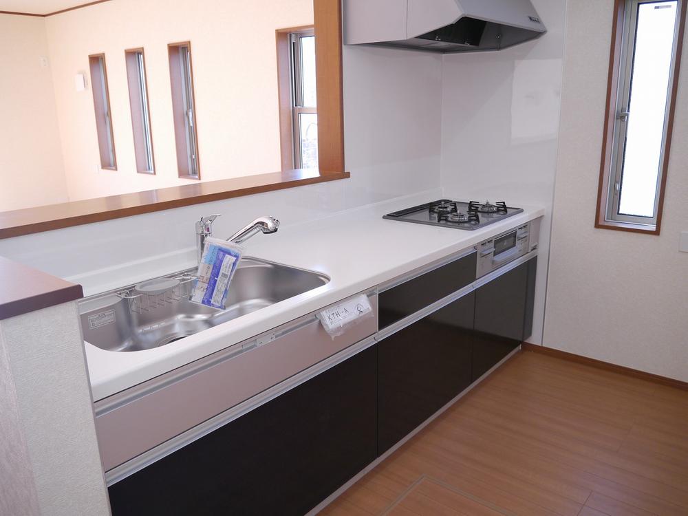Kitchen. Stainless steel worktop ・ Glass top stove system Kitchen