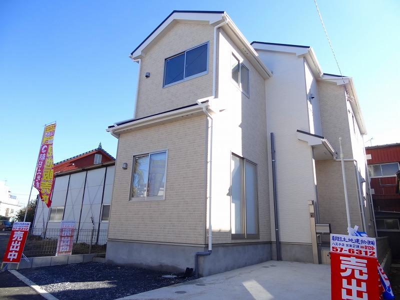 Local appearance photo. All rooms are two-sided lighting