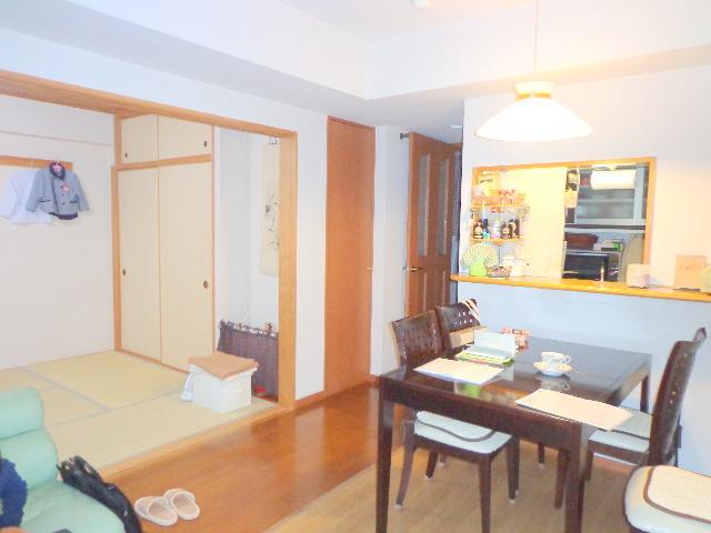 Living. The living dining comes with floor heating.