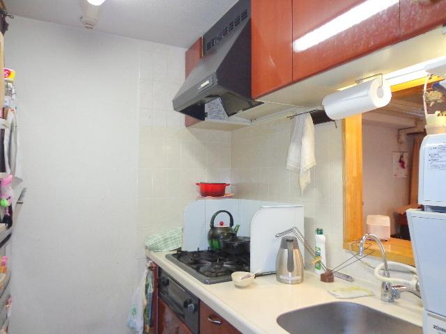 Kitchen. Stylish counter kitchen. Also there is a floor heating in the kitchen.