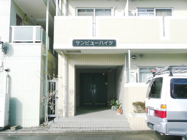 Entrance. Wide entrance Auto Rock Hall