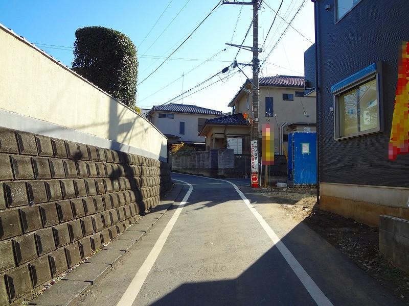 Local photos, including front road. Ventilation good attached to all rooms two sides lighting 1 Building