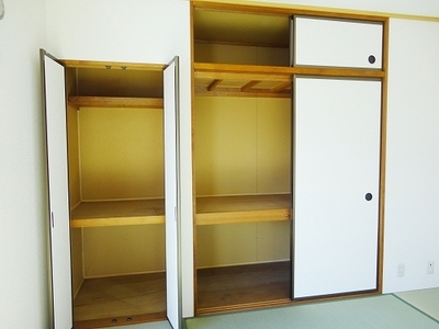 Receipt. There is also a upper closet.