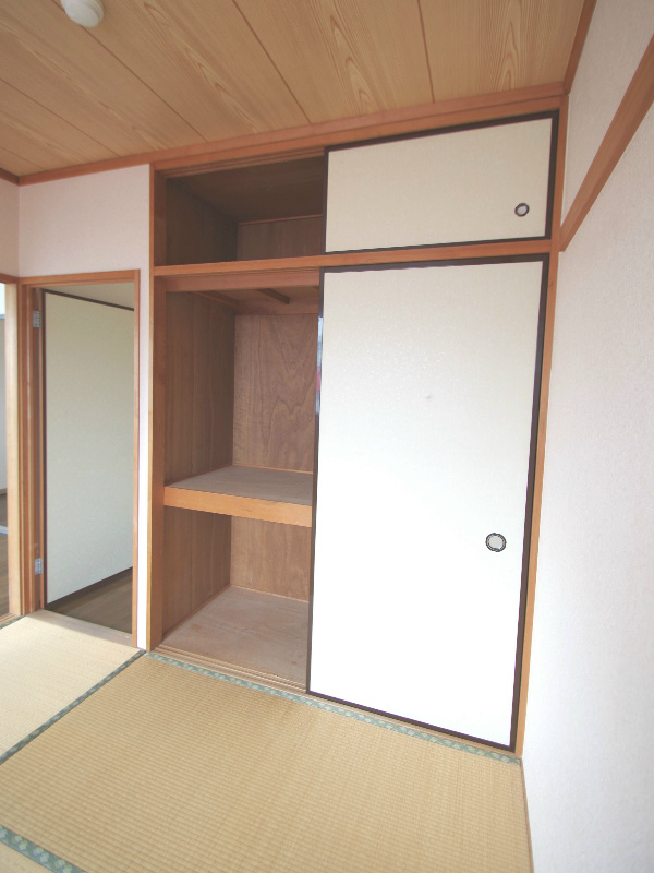 Receipt. Abundant storage space