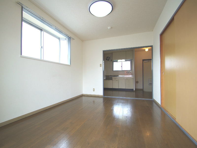 Living and room. It is a corner room two faces lighting of the room!