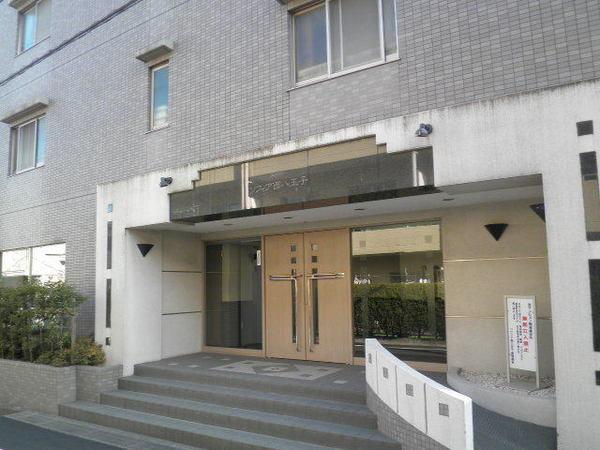 Entrance. Peace of mind with auto lock