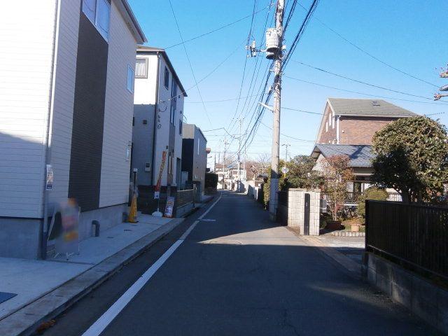 Local photos, including front road. A quiet residential area