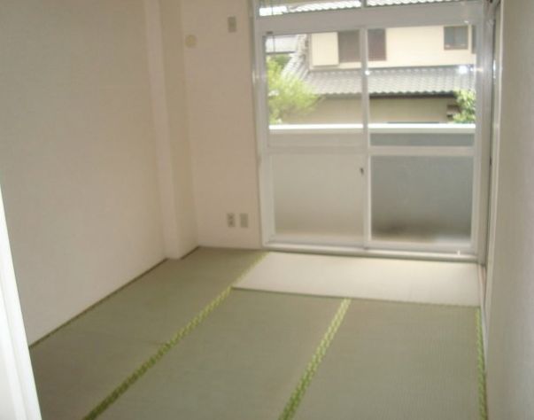 Living and room. You can you live comfortably with storage.