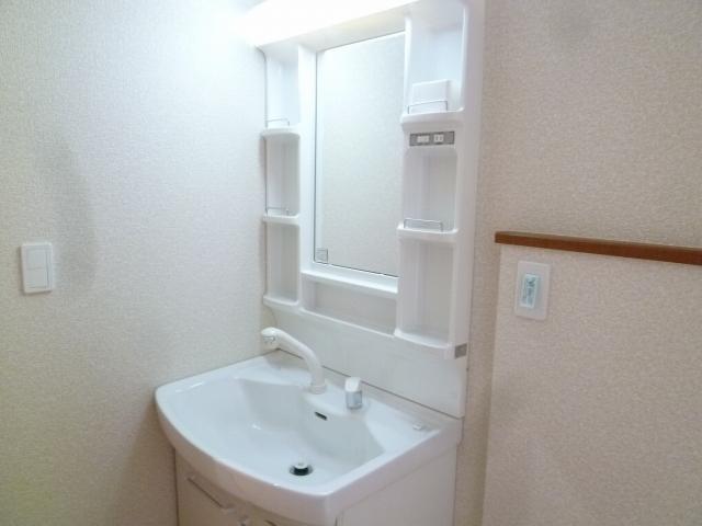 Wash basin, toilet. Wash basin