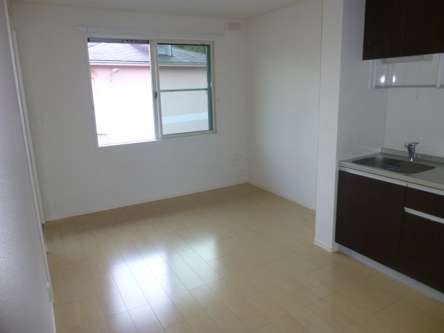 Living and room. ◇ a living room with a sense of openness ◇