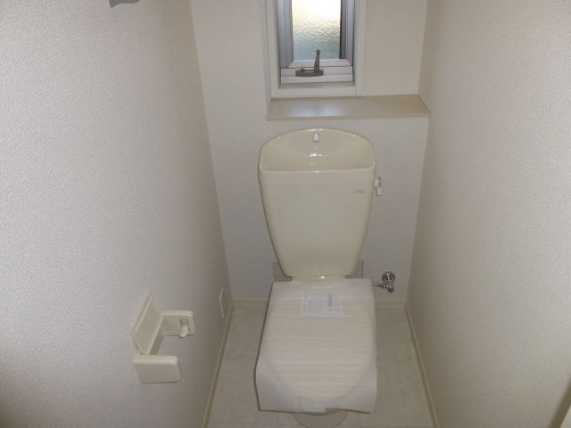 Toilet. ◇ in the toilet there is a window ◇